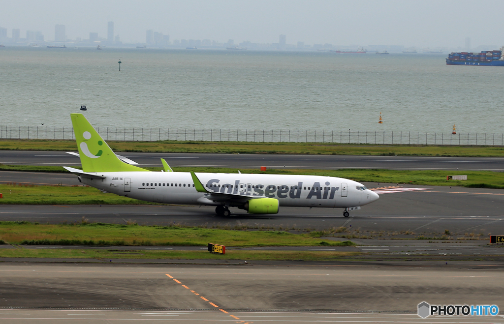 「くもり」ソラシド ７３８−８００  JA811X  Takeoff