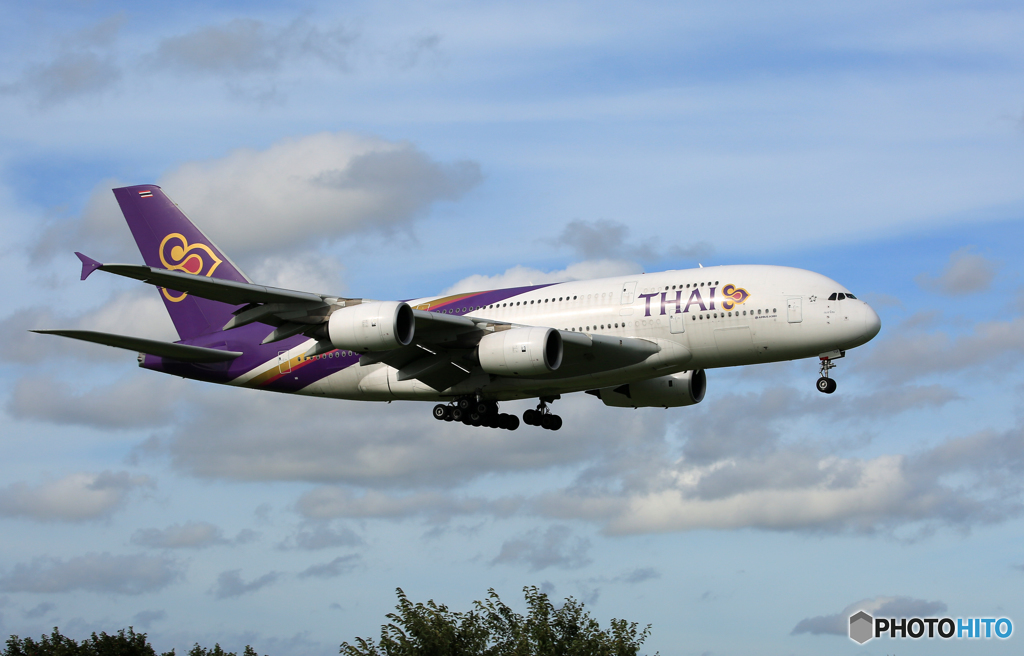 「青色が好き」 THAI A380-841 HS-TUF 着陸します