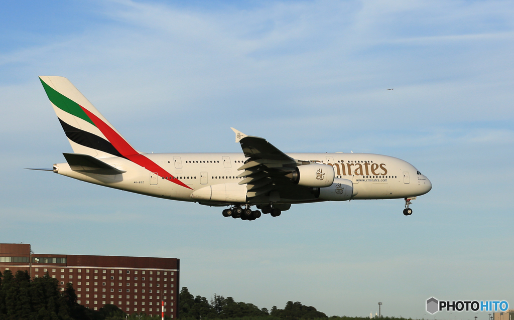 「良い空～」 Emirates A380-861 A6-EDZ 着陸