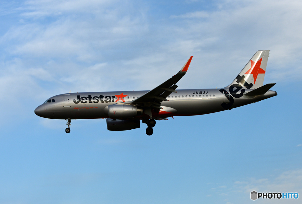 「SKY」 Jetstar A320-232 JA19JJ 着陸です