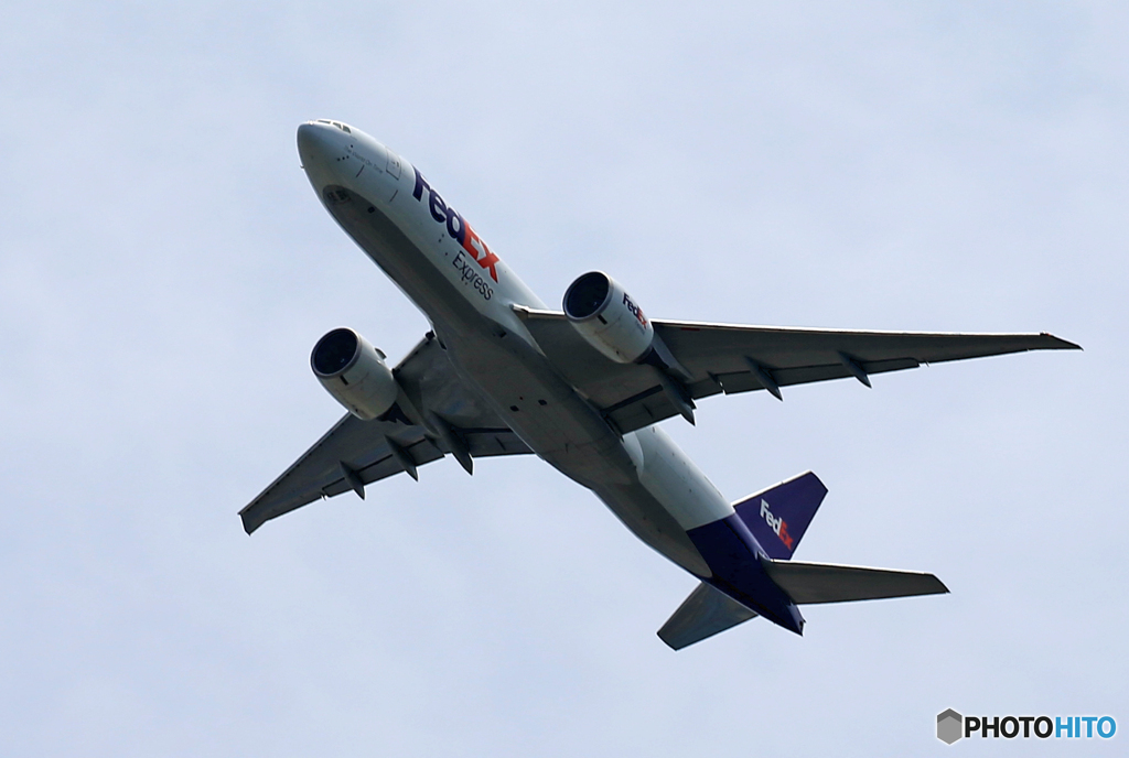「青が大好き」FedEx 777-FS2   出発します