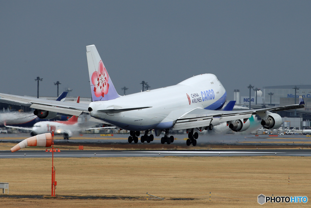 「雨」 China 747-400 B-18709 Landing 