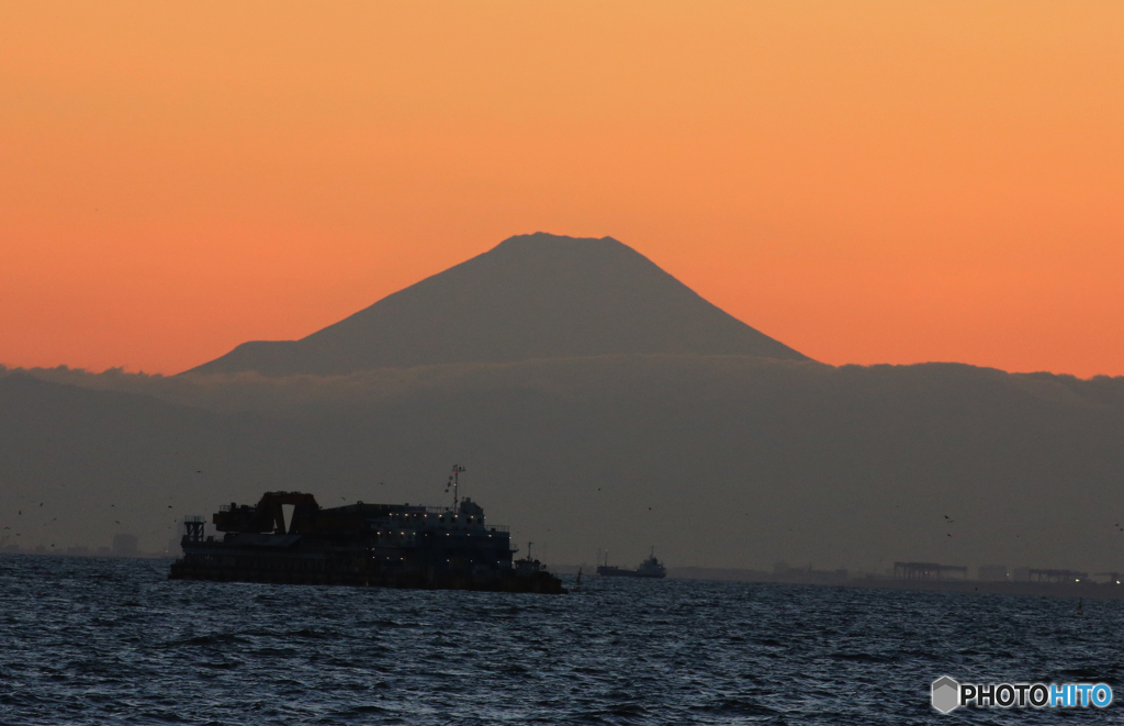 ダイヤモンドFuji後の富士山と・しゅんせつ船