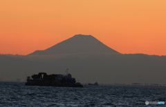 ダイヤモンドFuji後の富士山と・しゅんせつ船