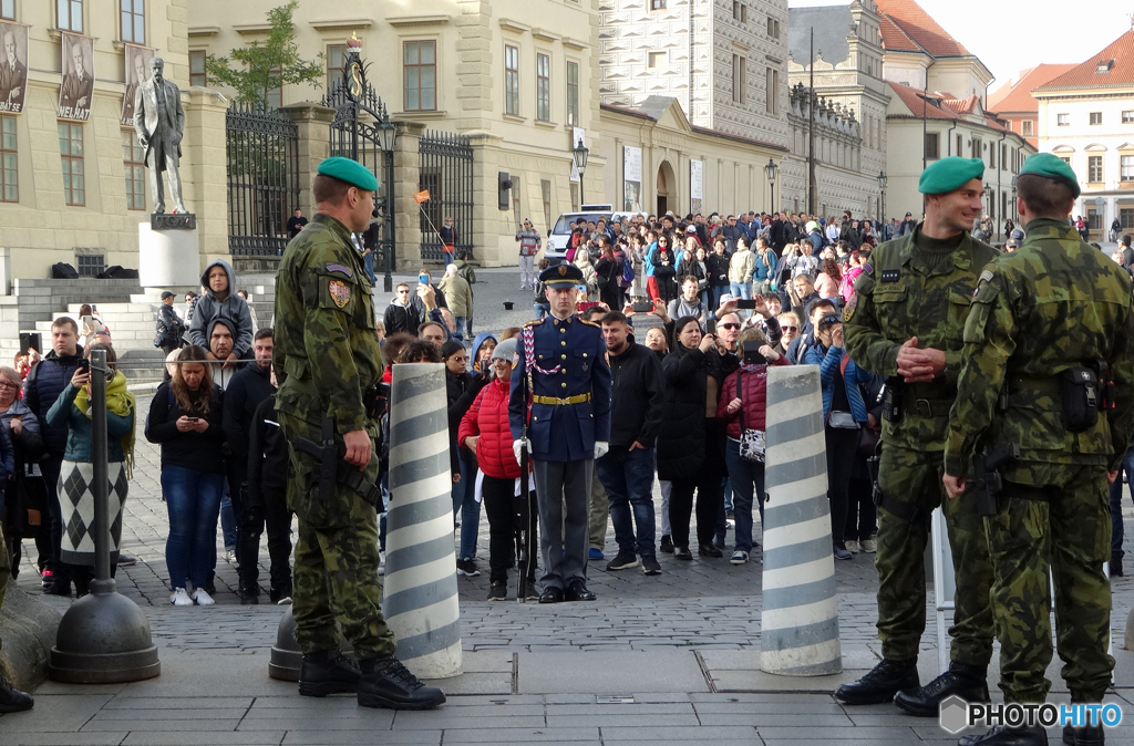チェコ（９１０）プラハ城・衛兵の交替式