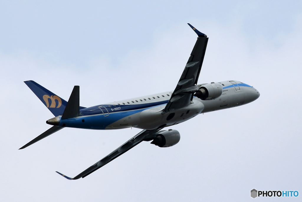 「ブルー」 マンダリンERJ-190 B-16827 出発です