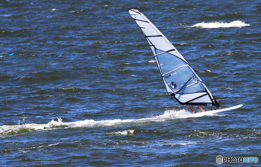 「淡い海」風 を 切 る