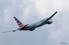 「☁」American 777-200 N774AN  出発します