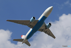 「真青の空」 Austrian 777-2Z9 OE-LPB 離陸