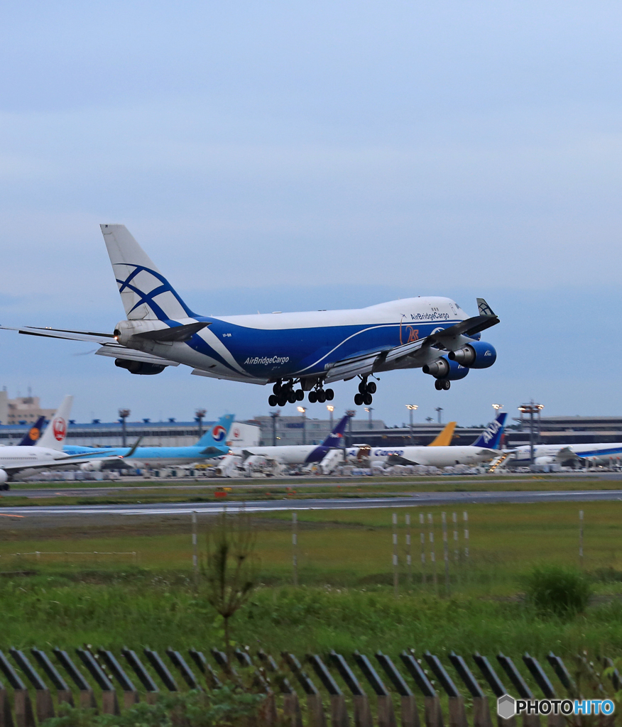 青色が好きAir Bridge Cargo 747-400 VP-BIN着地前