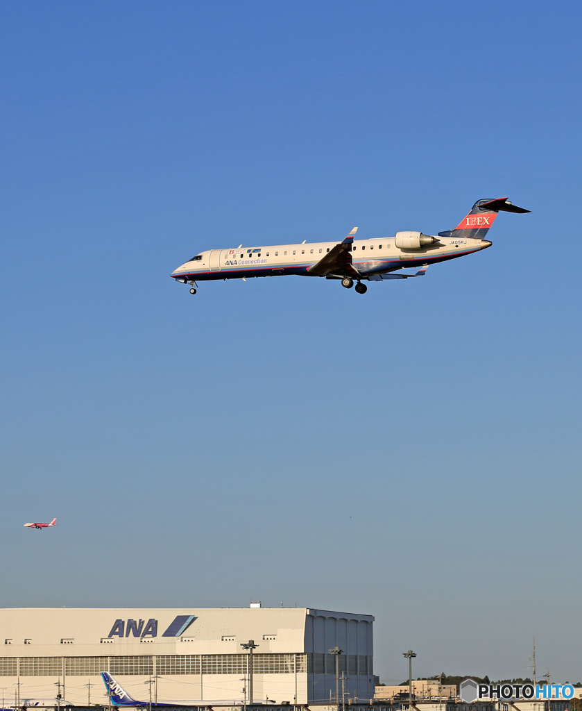 「青色が好き」 IBEX ボンバル CRJ-702 JA05RJ着陸します