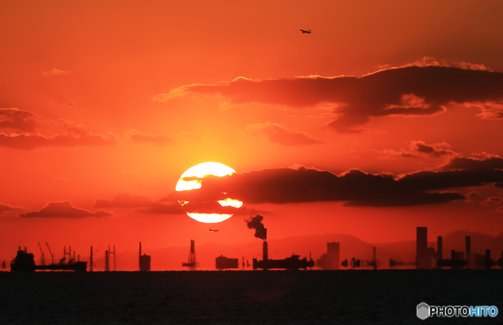 「クール」東京湾の夕暮れと・蜃気楼風 ＆ 飛行機が見える