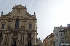 チェコ（６７３）プラハの大きな教会とメイン通り　