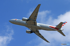 [青い空] American 777-200 N787AL 離陸