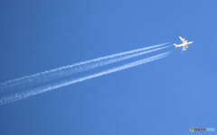 「群青色」飛行機雲　A３８０ 10,000m