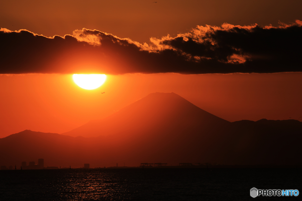 「すかい」東京湾の夕暮れと富士山 ＆ 太陽の下飛行機が！