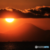 「すかい」東京湾の夕暮れと富士山 ＆ 太陽の下飛行機が！