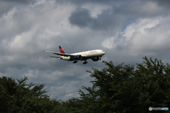 「青空」 DELTA ボーイング 777 到着です
