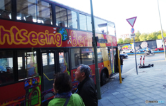 ベルリン（６００）ド派手なバスを見る観光客！！