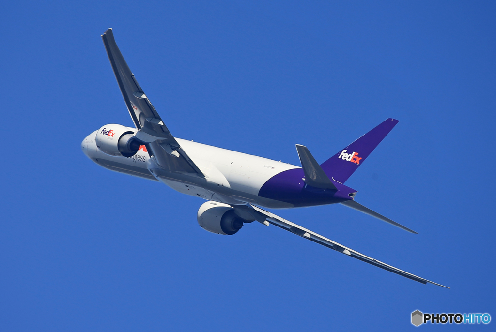  「青が好き」FedEx 777-FS2 N976FD飛ぶ
