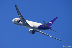  「青が好き」FedEx 777-FS2 N976FD飛ぶ
