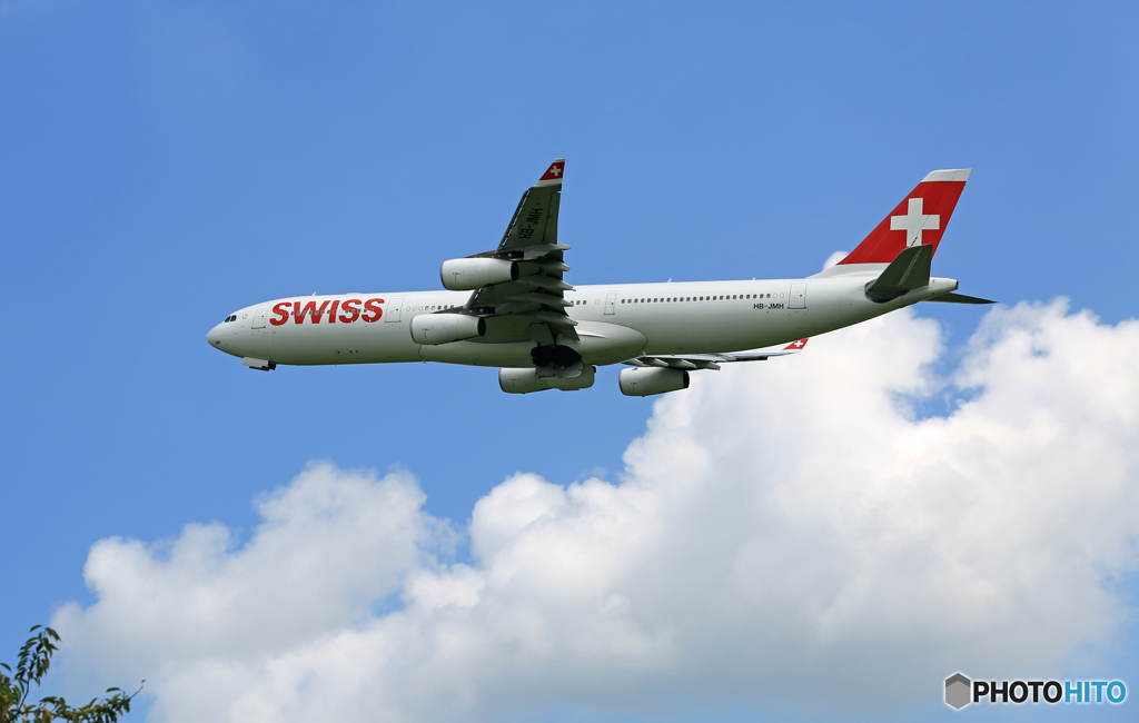 「良い空～」 SWISS A340-313 HB-JMH 飛び立ち