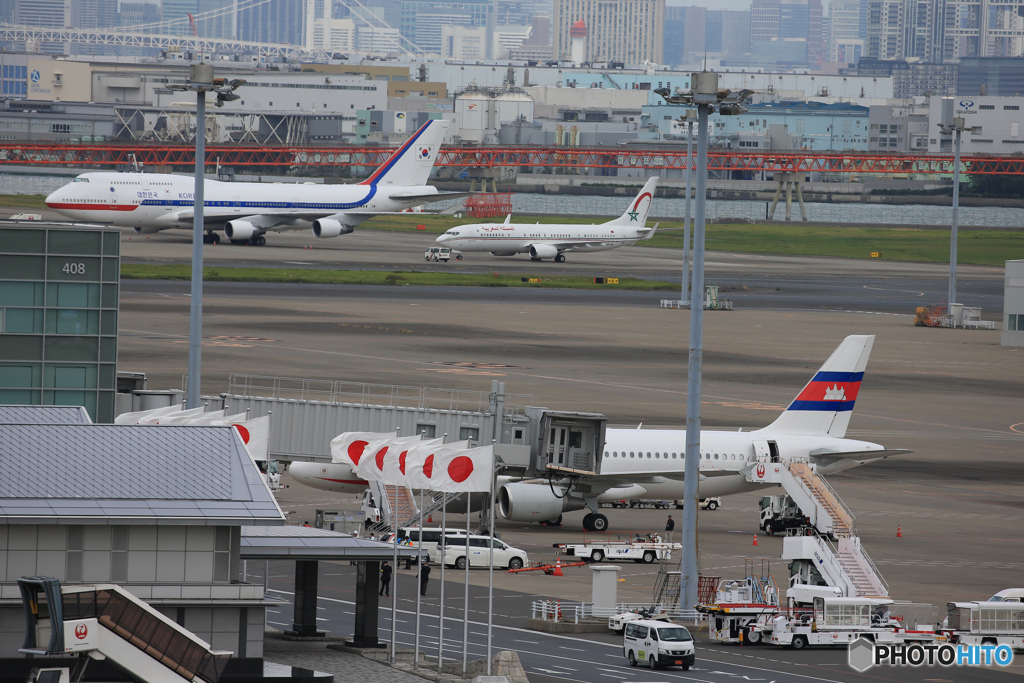「曇り」羽 田 空 港 の 風 景 を 見 る