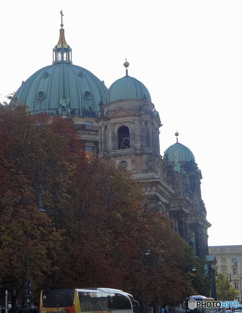 ドイツ・ベルリン（８６９）ベルリン大聖堂とツアーバス