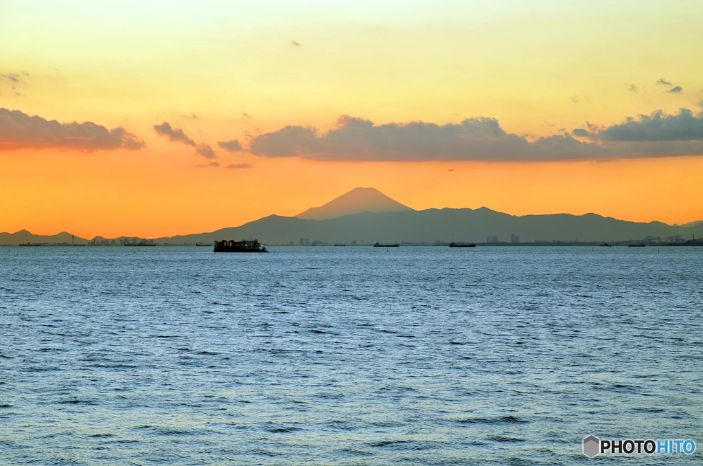 『SKY』思い出の１枚　淡い色の富士山と飛行機