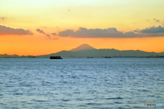 『SKY』思い出の１枚　淡い色の富士山と飛行機
