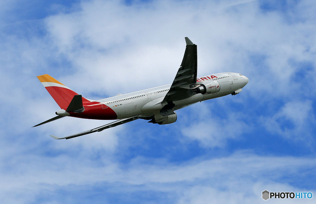 「真青の空」 IBERIA A330-202 EC-MKI 飛ぶ