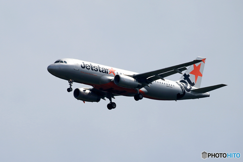 「☁」JETSTAR A320-232 JA10JJ   着陸します