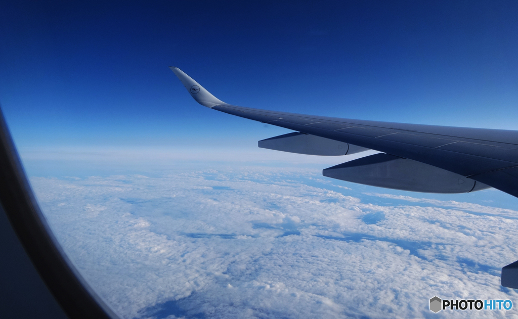 「群青色」(1059)    ☀  丸 窓 か ら 見 る 風 景 で す  ✈