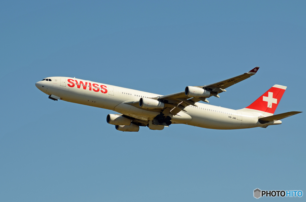 「青が大好き」 Swiss A340-313 HB-JMI 飛び立ち