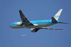 「青色が好き」 KLM 777-206 PH-BQK+ 飛び立ちです