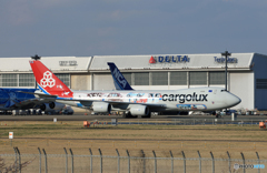 「ブルー」 Cargolux 747-8 LX-VCM 到着です