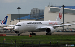 「くもり」 JAL A350-941 そろそろ就航予定ですね!