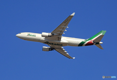 「青が大好き」☀Alitalia A330-202 EI-EJJ 離陸です