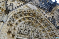 チェコ（２４１）プラハ城の模様　