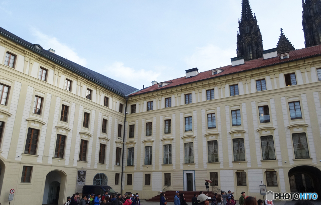 チェコ（７３５）プラハ城の中庭　
