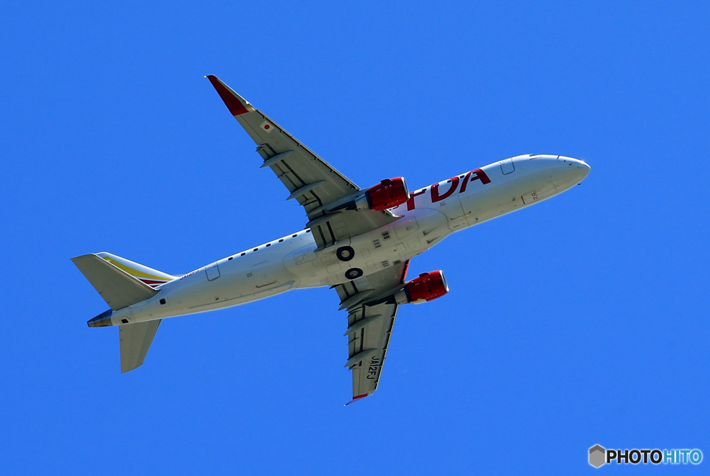 「青い空」が一番 FDA エンブラエル ERJ-175飛ぶ　