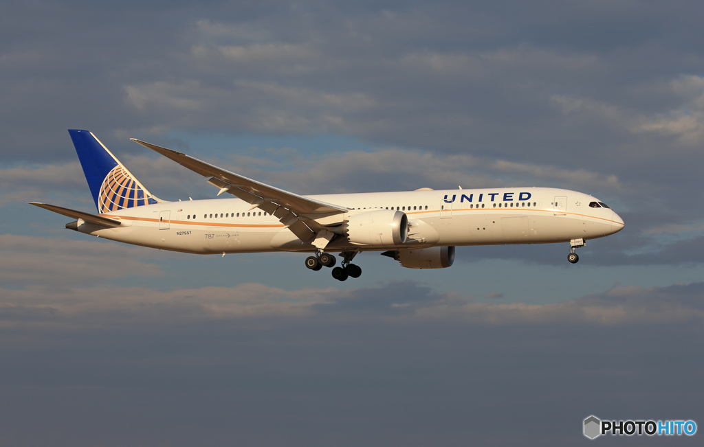 「良い天気」 UNITED 787-9 N27957 通過