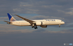 「良い天気」 UNITED 787-9 N27957 通過