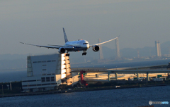 「良い空～」✈  羽 田 空 港 の 夕 景 ☮