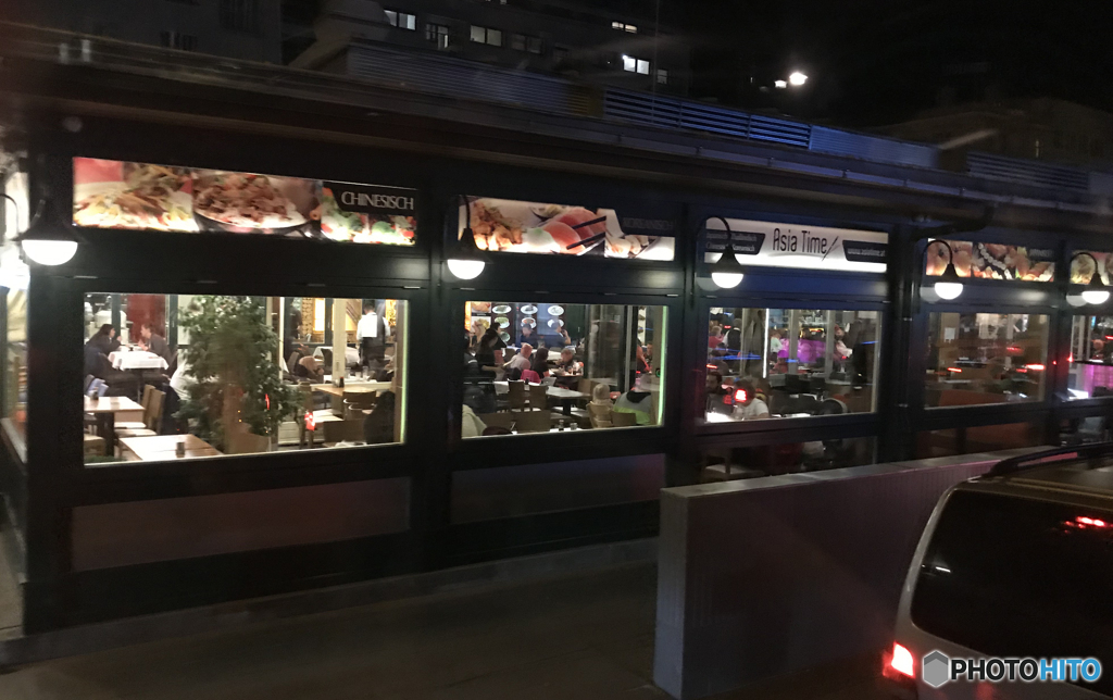 ウイーン（３４８）バスの中からアジアン・フード店を撮る