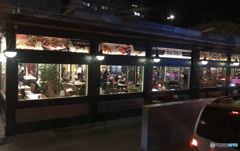 ウイーン（３４８）バスの中からアジアン・フード店を撮る