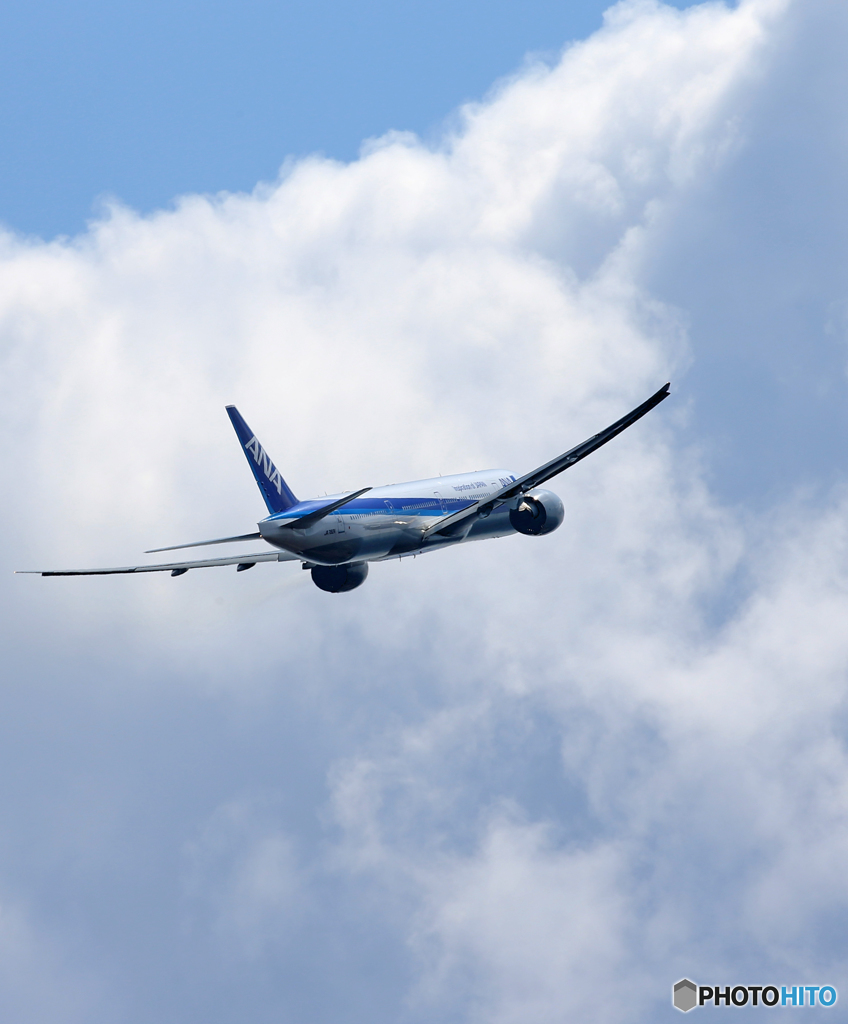 「青色」 ANA 777-381 JA782A 飛ぶ