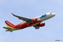 「真青の空」 Viet Jet A320-214 飛ぶ