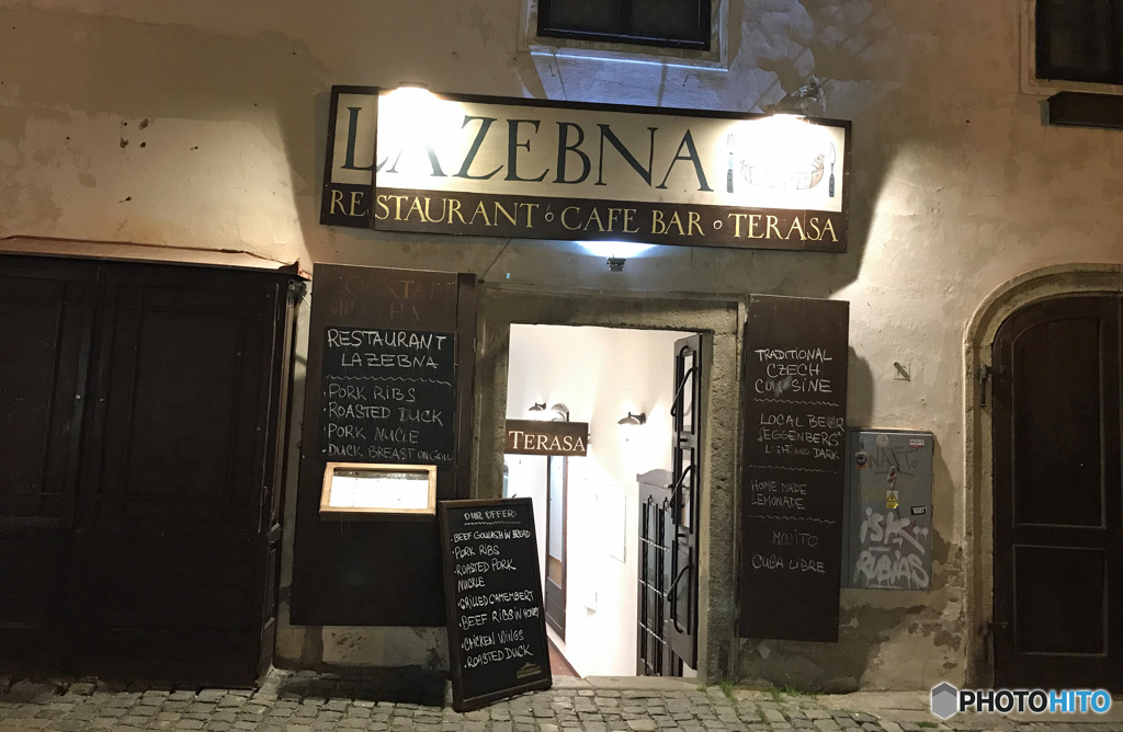 チェコ南部（８５５）粋な・夜のレストランの入り口