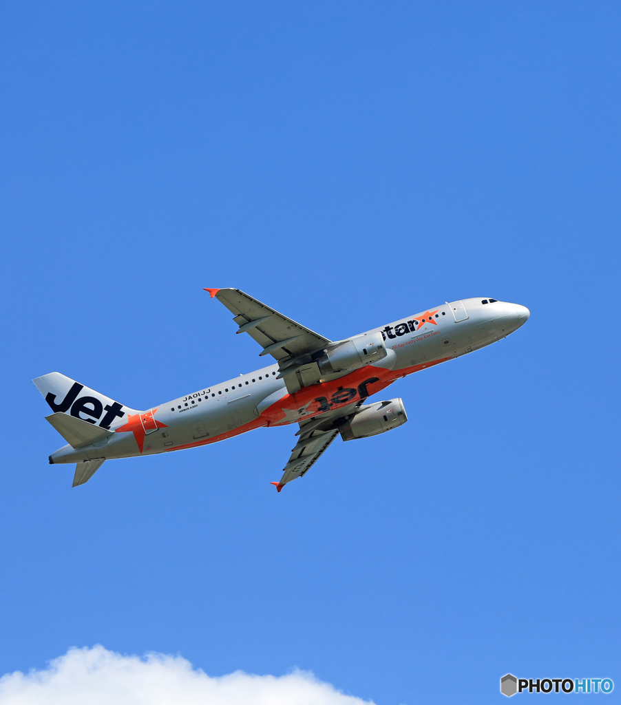 [青い空] Jetstar A320-232 JA01JJ飛び立ちです 